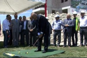 Bakan golf oynadı