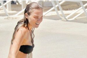 Melike &Ouml;calan bikinili g&ouml;r&uuml;nt&uuml;lendi
