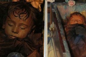94 yıldır b&ouml;yle! G&ouml;zlerini a&ccedil;ıp kapayan kızın gizemi &ccedil;&ouml;z&uuml;ld&uuml;!