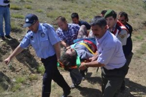 Otomobil u&ccedil;uruma yuvarlandı