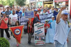 Grevci iş&ccedil;iler eş ve &ccedil;ocuklarıyla y&uuml;r&uuml;d&uuml;