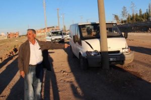 Minib&uuml;s yol ortasındaki elektrik direğine &ccedil;arptı