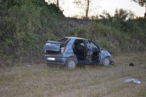 Otomobil tarlaya u&ccedil;tu