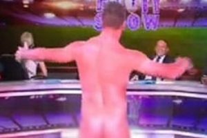Rugby oyuncusu s&ouml;z&uuml;n&uuml; tutarak st&uuml;dyoya &ccedil;ıplak geldi