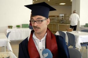 Okuma aşkı engel tanımadı
