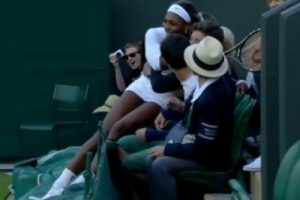 Serena Williams seyircinin kucağına oturdu