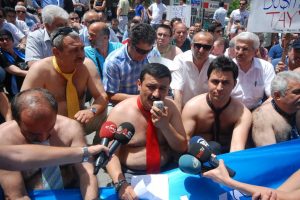 Bursa'da memurlardan &ccedil;ıplak eylem