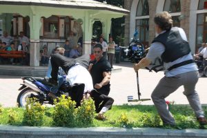 Cami avlusunda aksiyon filmi