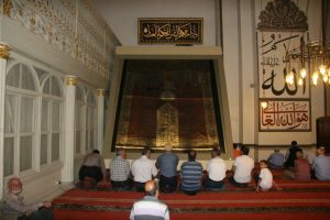 500 yıllık kutsal emanet Ulucami'ye asıldı