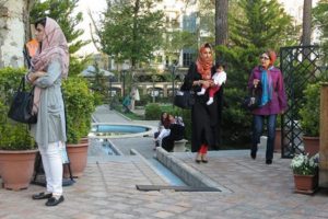İran'da "tayt" tartışması