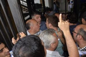 İş&ccedil;iler belediyeyi bastı
