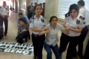 Ankara adliyesinde 4 kıza "yaka pa&ccedil;a" m&uuml;dahale