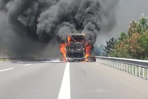Otob&uuml;s alev aldı! Facianın eşiğinden d&ouml;n&uuml;ld&uuml;!