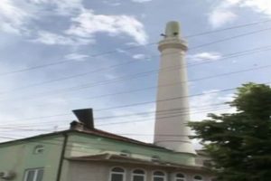 Şiddetli r&uuml;zgar cami minaresini yıktı