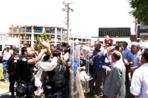 Mardinli &ccedil;ift&ccedil;iler, Diyarbakır karayolunu kapattı