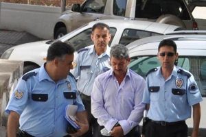 Boğazını kesen komşusu &ccedil;ıktı
