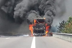 Seyir halindeki otob&uuml;s alev alev yandı
