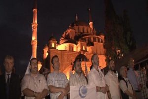 &Uuml;&ccedil; &uuml;lkedeki idam kararları Fatih Camii'nde protesto edildi