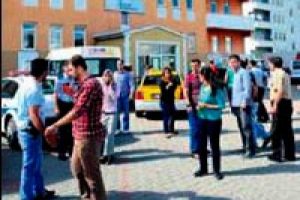 Okulda eski sevgilisini rehin aldı