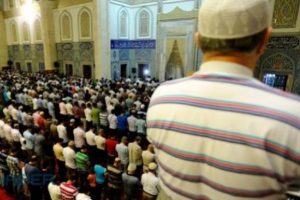 İlk teravih bug&uuml;n kılınacak