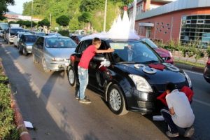 Gelin arabasının &ouml;n&uuml;n&uuml; kesti ve...
