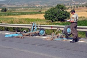 At arabası parampar&ccedil;a oldu: 1 &ouml;l&uuml;, 1 yaralı