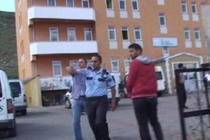 Eski sınıf arkadaşını rehin aldı! Nedeni ise...