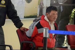 Akılalmaz olay! Tavuk sandığı 11 kişiyi bı&ccedil;akladı