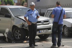Bursa'da zincirleme kaza! 3 ara&ccedil; birbirine girdi!