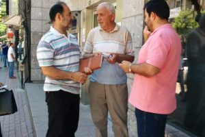 Emekli &ouml;ğretmenin maaşını polis kurtardı