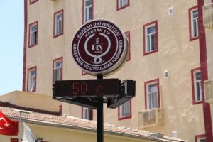 Bu ilde termometreler 50 dereceyi g&ouml;steriyor