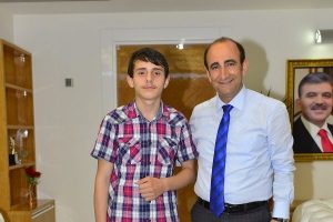 Edebali'den &ouml;vg&uuml; yağmuru