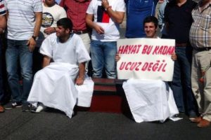 İpek Yolu'nda kefenli tabutlu eylem