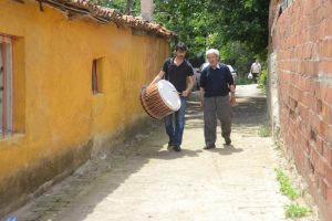 Torun davul &ccedil;alacak, dedesi mani okuyacak