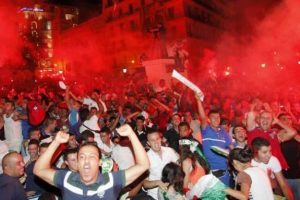 Cezayir'de tur sevinci: 2 &ouml;l&uuml;, 31 yaralı