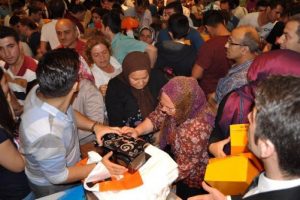 "1 TL'lik ayakkabı" izdihamı