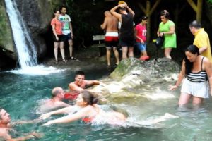 Turistlerin serinleme kuyruğu