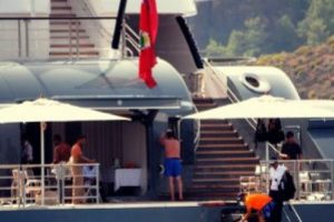 Dubai şeyhlerinin dev yatla Marmaris keyfi...