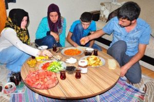 Soma'da ilk sahur h&uuml;z&uuml;nl&uuml; ge&ccedil;ti