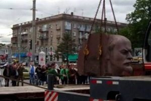 Lenin'in heykelini yıktılar