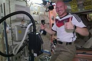 D&uuml;nya'daki ma&ccedil;, Uzay'da sa&ccedil; kestirdi