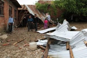 Meteoroloji uyardı r&uuml;zgar can aldı