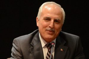 Bayrak d&uuml;şmanını vuran polisi kutladı
