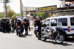 Esrarcıları g&ouml;zaltına almak isteyen polise saldırı