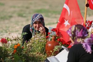 Madencilerin mezarlarına ziyaret&ccedil;i akını