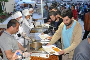 İftar &ccedil;adırına yoğun ilgi