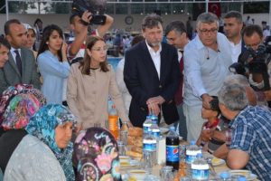 Bakanlar 301 şehidin aileleriyle iftar a&ccedil;tı