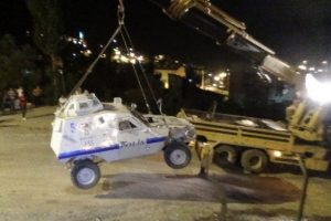 Zırhlı ara&ccedil; devrildi, 3 polis yaralandı