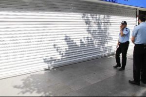 Bankada mahsur kaldı