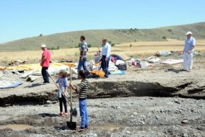 Sele kapılıp kaybolan &ccedil;ifti arama &ccedil;alışmaları devam ediyor